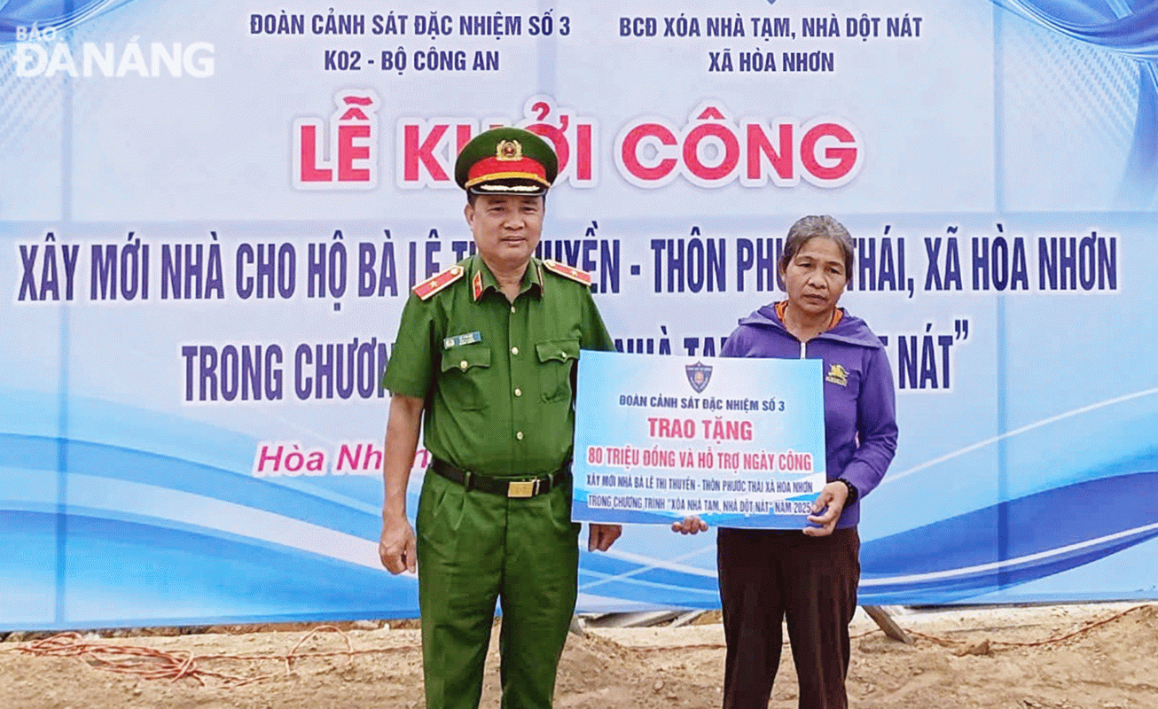 Đoàn Cảnh sát đặc nhiệm số 3, Bộ Công an trao kinh phí và ngày công hỗ trợ xây nhà mới cho hộ nghèo tại xã Hòa Nhơn (huyện Hòa Vang).  Ảnh: LAM PHƯƠNG