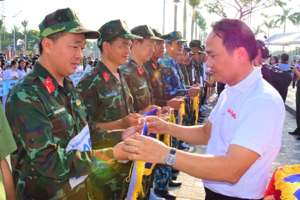 Phó Bí thư Thường trực Thành ủy, Bí thư Đảng ủy Các cơ quan Đảng thành phố Nguyễn Đình Vĩnh tặng cờ lưu niệm cho các đơn vị dự giải.