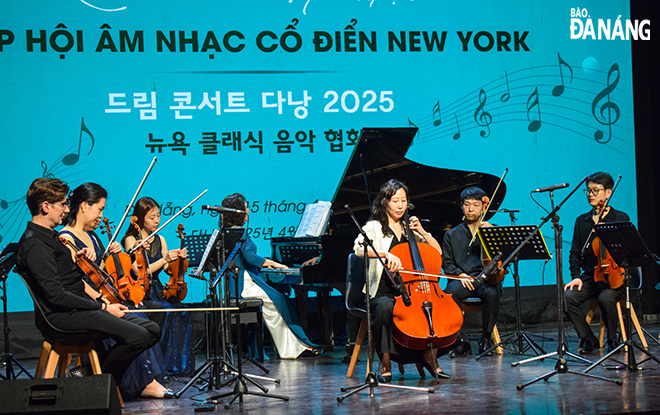 Các nghệ sĩ của NYCMS biểu diễn tại chương trình hòa nhạc. Ảnh: ĐOÀN HẠO LƯƠNG