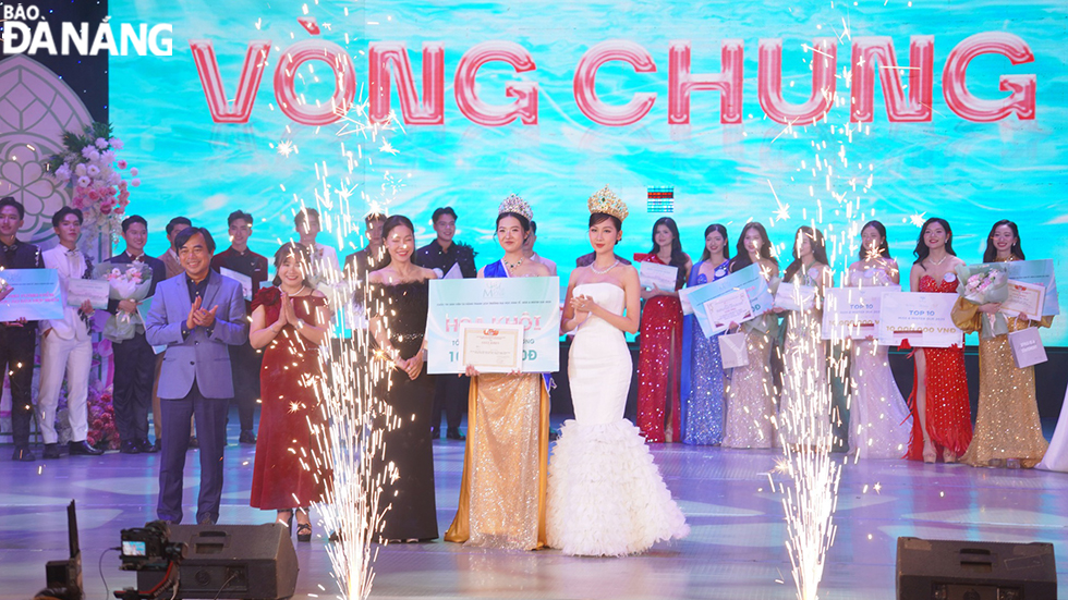 Ban tổ chức đã trao giải Hoa khôi cuộc thi Sinh viên tài năng thanh lịch Miss & Mister DUE 2025 cho sinh viên Trần Như Quỳnh, sinh viên khoa Du lịch. Ảnh: T.H