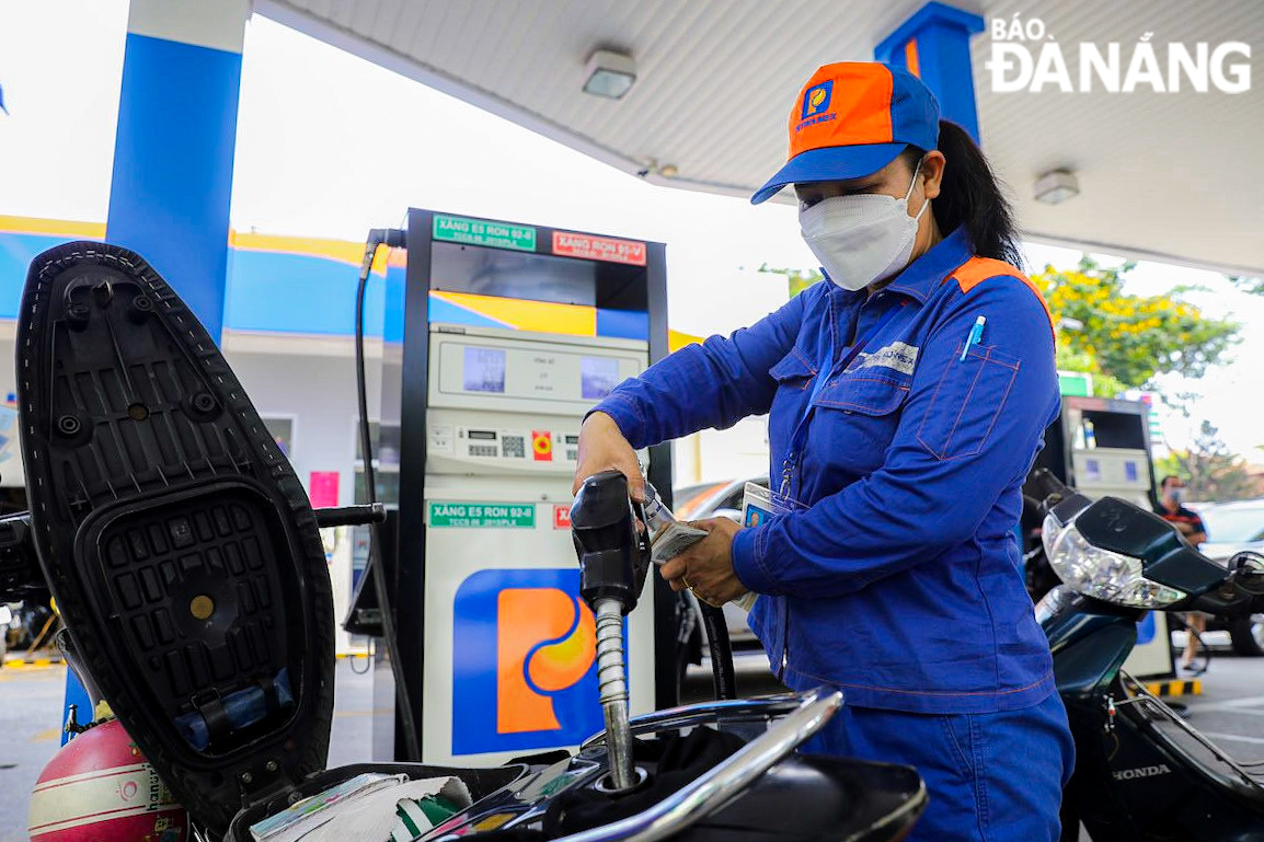 GIá xăng RON 95 trong nước giảm 2 phiên liên tiếp.