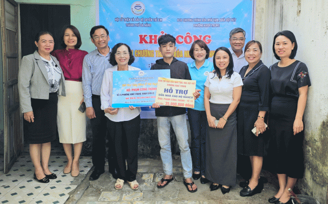 Ban chỉ đạo xóa nhà tạm, nhà dột nát phường Khuê Trung (quận Cẩm Lệ) khởi công xây nhà mới cho hộ nghèo. Ảnh: LAM PHƯƠNG