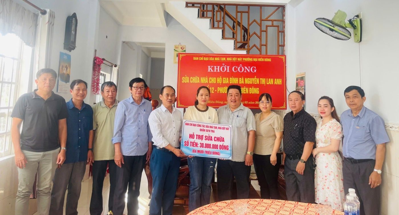 Phường Nại Hiên Đông (quận Sơn Trà) tổ chức khởi công sửa chữa nhà tạm, nhà dột nát cho đối tượng hộ nghèo, hộ cận nghèo trên địa bàn phường. Ảnh: PHẠM PHÚ BÌNH