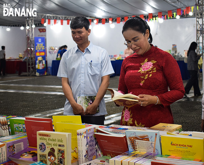 Phó Chủ tịch UBND thành phố Nguyễn Thị Anh Thi tham quan gian hàng sách tại Hội chợ sách Sơn Trà năm 2025. Ảnh: ĐOÀN HẠO LƯƠNG