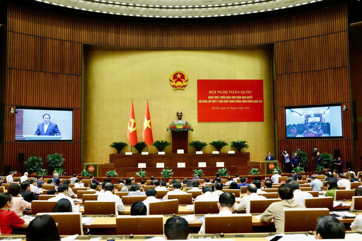 Tại Hội trường Diên Hồng, Hà Nội, Bộ Chính trị, Ban Bí thư tổ chức Hội nghị toàn quốc quán triệt, triển khai thực hiện Nghị quyết Trung ương 11. Ảnh: Báo Điện tử Chính phủ