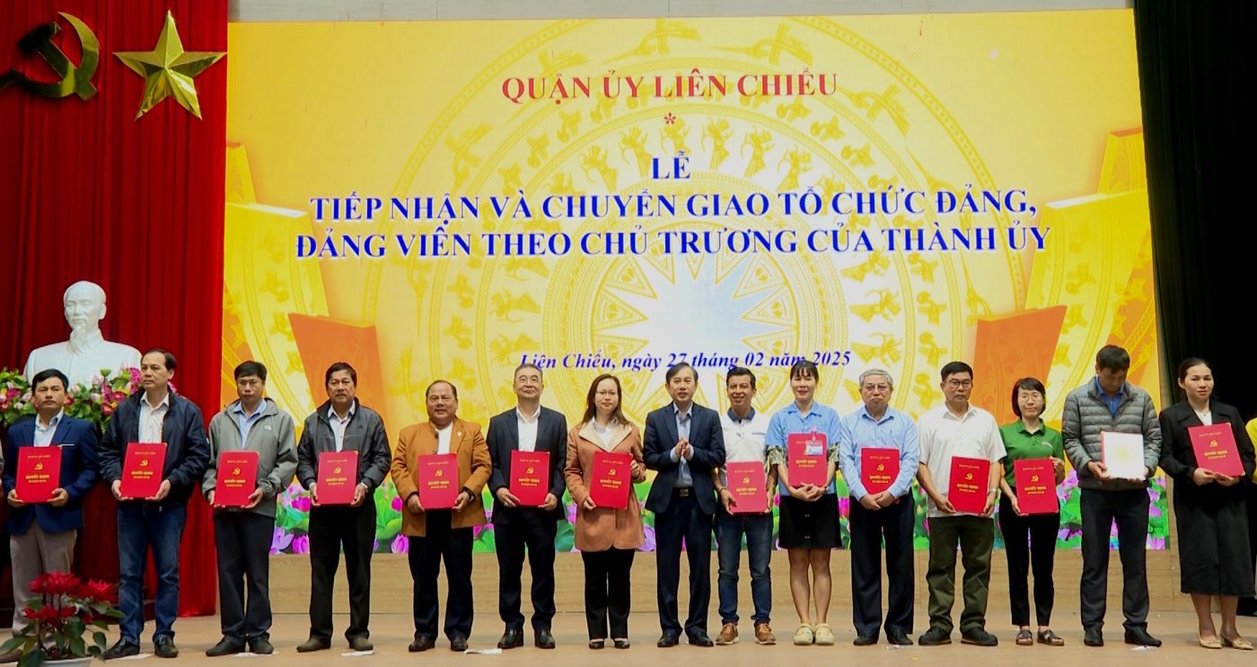 Quận ủy Liên Chiểu tổ chức lễ tiếp nhận và chuyển giao tổ chức đảng, đảng viên theo chủ trương của Thành ủy.   (Ảnh đơn vị cung cấp)