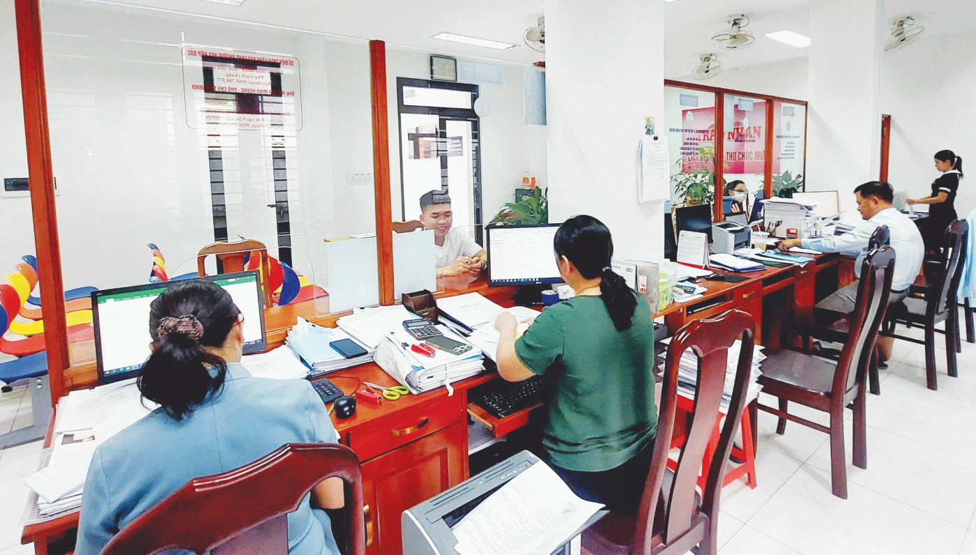 Công dân đến giao dịch hành chính trên địa bàn quận Liên Chiểu. Ảnh: HUỲNH LÊ
