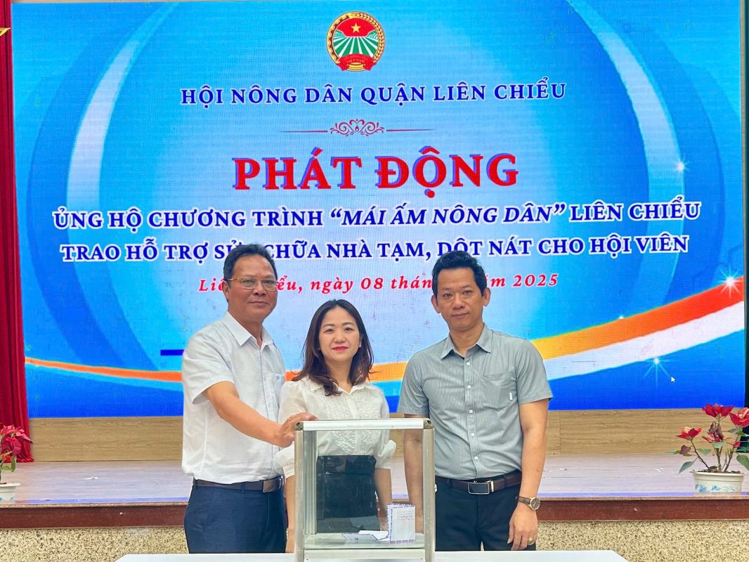 Hội Nông dân quận Liên Chiểu tham gia hỗ trợ cho hội viên nông dân nghèo sửa chữa nhà. Ảnh: KHÁNH HUYỀN
