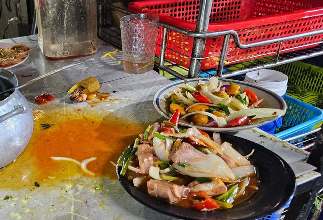 Xử lý 2 cơ sở ăn uống gây ô nhiễm tiếng ồn kéo dài tại "phố nhậu" mới nổi ở Đà Nẵng- Ảnh 4. Xử lý 2 cơ sở ăn uống gây ô nhiễm tiếng ồn kéo dài tại "phố nhậu" mới nổi ở Đà Nẵng- Ảnh 4.