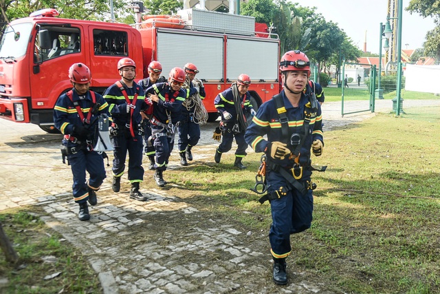 Ngay sau sự cố, nhân viên an ninh đã nhanh chóng phong tỏa hiện trường, báo cáo lên bộ phận kỹ thuật và hỗ trợ kiểm tra hệ thống. Đánh giá ban đầu xác nhận không có hành khách mắc kẹt hoặc va chạm nghiêm trọng, song việc giải cứu cần tiến hành khẩn trương để đảm bảo an toàn tâm lý và thể chất cho hành khách. Ngay sau sự cố, nhân viên an ninh đã nhanh chóng phong tỏa hiện trường, báo cáo lên bộ phận kỹ thuật và hỗ trợ kiểm tra hệ thống. Đánh giá ban đầu xác nhận không có hành khách mắc kẹt hoặc va chạm nghiêm trọng, song việc giải cứu cần tiến hành khẩn trương để đảm bảo an toàn tâm lý và thể chất cho hành khách.