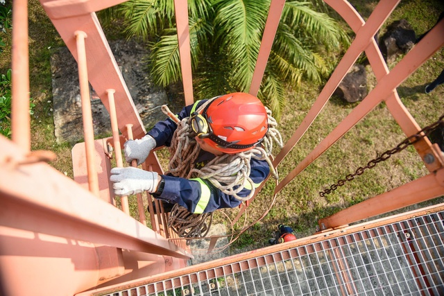 Cận cảnh diễn tập ứng phó sự cố trên tàu lượn siêu tốc ở Đà Nẵng- Ảnh 4. Cận cảnh diễn tập ứng phó sự cố trên tàu lượn siêu tốc ở Đà Nẵng- Ảnh 4.