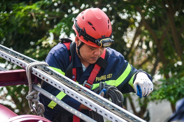 Cận cảnh diễn tập ứng phó sự cố trên tàu lượn siêu tốc ở Đà Nẵng- Ảnh 7. Cận cảnh diễn tập ứng phó sự cố trên tàu lượn siêu tốc ở Đà Nẵng- Ảnh 7.