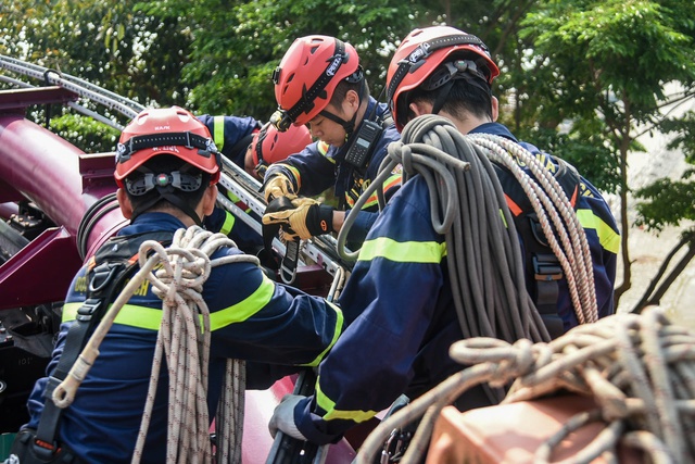 Bằng kỹ thuật cứu hộ trên cao, các nạn nhân lần lượt được đưa xuống đất an toàn bằng dây thừng. Bằng kỹ thuật cứu hộ trên cao, các nạn nhân lần lượt được đưa xuống đất an toàn bằng dây thừng.