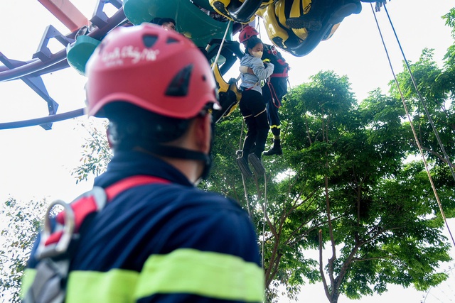 Cận cảnh diễn tập ứng phó sự cố trên tàu lượn siêu tốc ở Đà Nẵng- Ảnh 9. Cận cảnh diễn tập ứng phó sự cố trên tàu lượn siêu tốc ở Đà Nẵng- Ảnh 9.