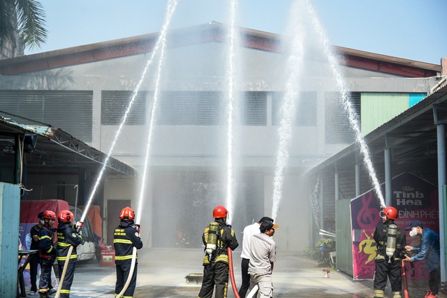 Cận cảnh diễn tập ứng phó sự cố trên tàu lượn siêu tốc ở Đà Nẵng- Ảnh 12. Cận cảnh diễn tập ứng phó sự cố trên tàu lượn siêu tốc ở Đà Nẵng- Ảnh 12.