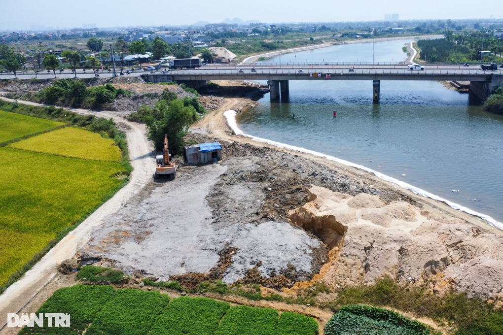 Vụ núi bùn uy hiếp công trình cầu ở Đà Nẵng: Xuất hiện thêm bãi thải - 1 Vụ núi bùn uy hiếp công trình cầu ở Đà Nẵng: Xuất hiện thêm bãi thải - 1