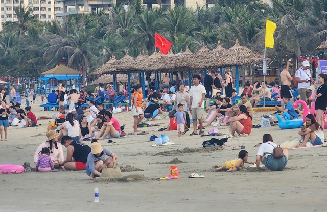Ban Quản lý Bán đảo Sơn Trà cho biết lượng người tắm biển và tham quan dọc tuyến ven biển tăng khoảng 20% so với dịp lễ năm ngoái. Hai khung giờ cao điểm là 6h – 9h và 16h – 18h. Dịch vụ giữ xe, tắm tráng, thuê ghế dù… hoạt động ổn định, không ghi nhận tình trạng chen lấn hay tăng giá bất thường. Ban Quản lý Bán đảo Sơn Trà cho biết lượng người tắm biển và tham quan dọc tuyến ven biển tăng khoảng 20% so với dịp lễ năm ngoái. Hai khung giờ cao điểm là 6h – 9h và 16h – 18h. Dịch vụ giữ xe, tắm tráng, thuê ghế dù… hoạt động ổn định, không ghi nhận tình trạng chen lấn hay tăng giá bất thường.