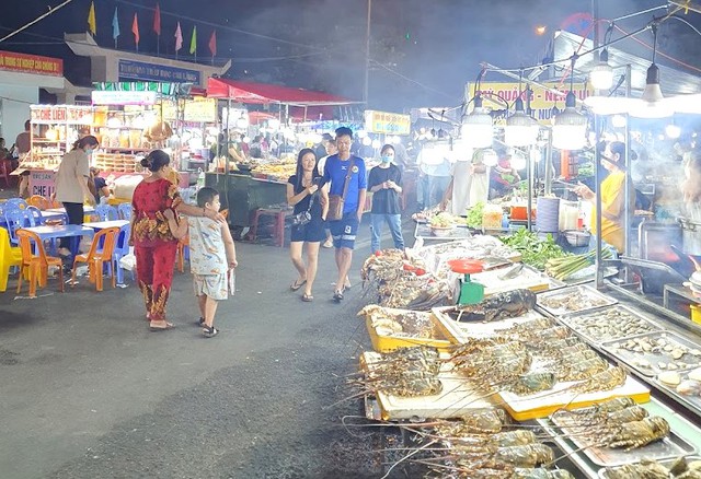 Chợ đêm Sơn Trà cho thuê đất hơn 3 tỷ đồng mỗi năm- Ảnh 1. Chợ đêm Sơn Trà cho thuê đất hơn 3 tỷ đồng mỗi năm- Ảnh 1.