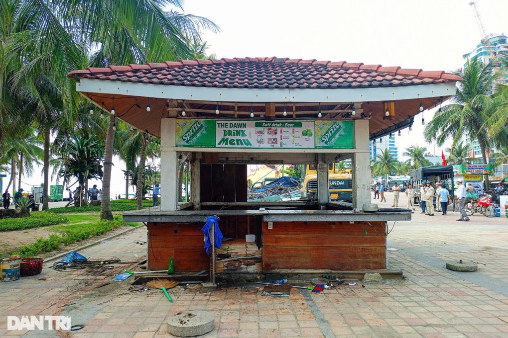 Cưỡng chế nhiều quầy hàng ven biển Đà Nẵng - 2 Cưỡng chế nhiều quầy hàng ven biển Đà Nẵng - 2