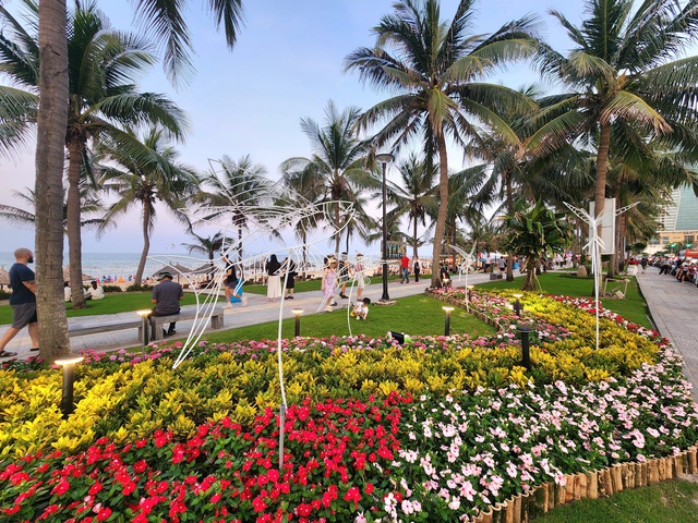 Đây là năm thứ hai thành phố tổ chức đường hoa biển với sự phối hợp giữa chính quyền và các cơ sở kinh doanh ven biển. Đây là năm thứ hai thành phố tổ chức đường hoa biển với sự phối hợp giữa chính quyền và các cơ sở kinh doanh ven biển.