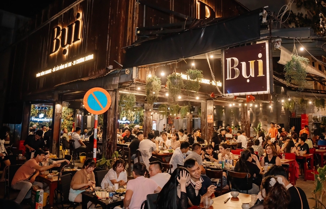 Xử lý 2 cơ sở ăn uống gây ô nhiễm tiếng ồn kéo dài tại "phố nhậu" mới nổi ở Đà Nẵng- Ảnh 1. Xử lý 2 cơ sở ăn uống gây ô nhiễm tiếng ồn kéo dài tại "phố nhậu" mới nổi ở Đà Nẵng- Ảnh 1.