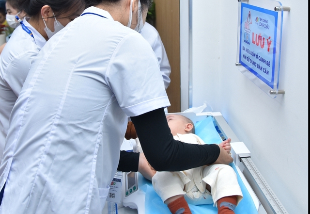 Đà Nẵng khẩn trương tiêm chủng sởi quy mô lớn, tăng miễn dịch cộng đồng trước mùa du lịch- Ảnh 2. Đà Nẵng khẩn trương tiêm chủng sởi quy mô lớn, tăng miễn dịch cộng đồng trước mùa du lịch- Ảnh 2.