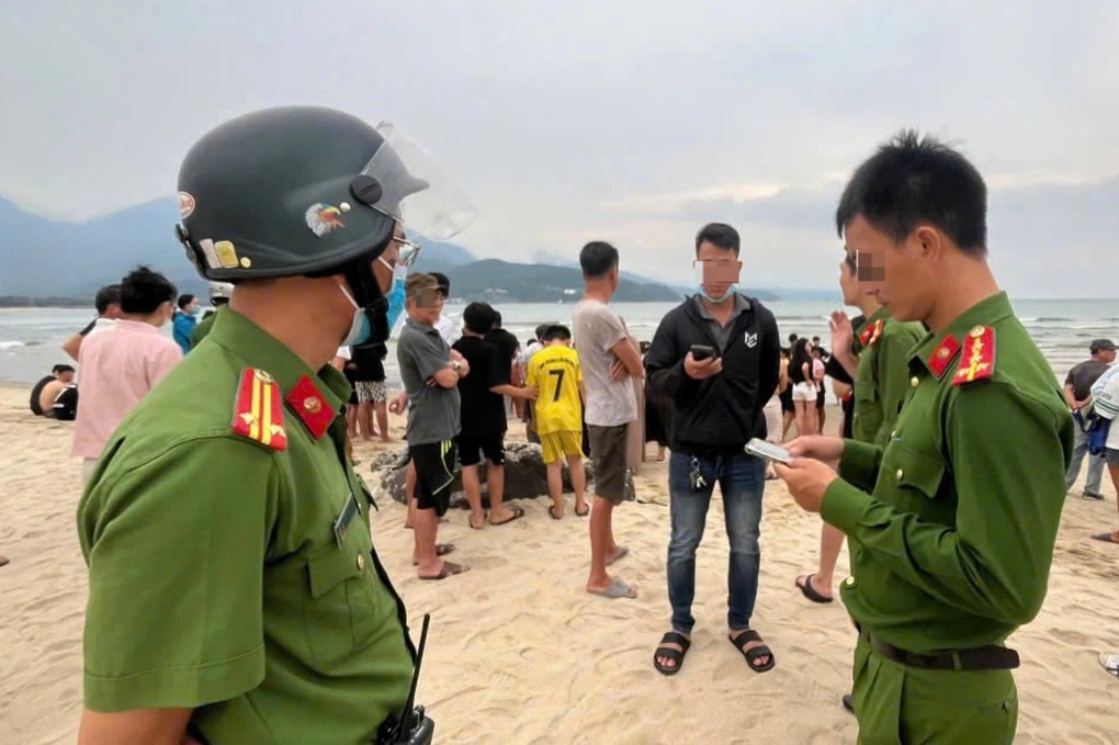Tìm thân nhân 2 học sinh tử nạn trên biển Đà Nẵng - 1 Tìm thân nhân 2 học sinh tử nạn trên biển Đà Nẵng - 1