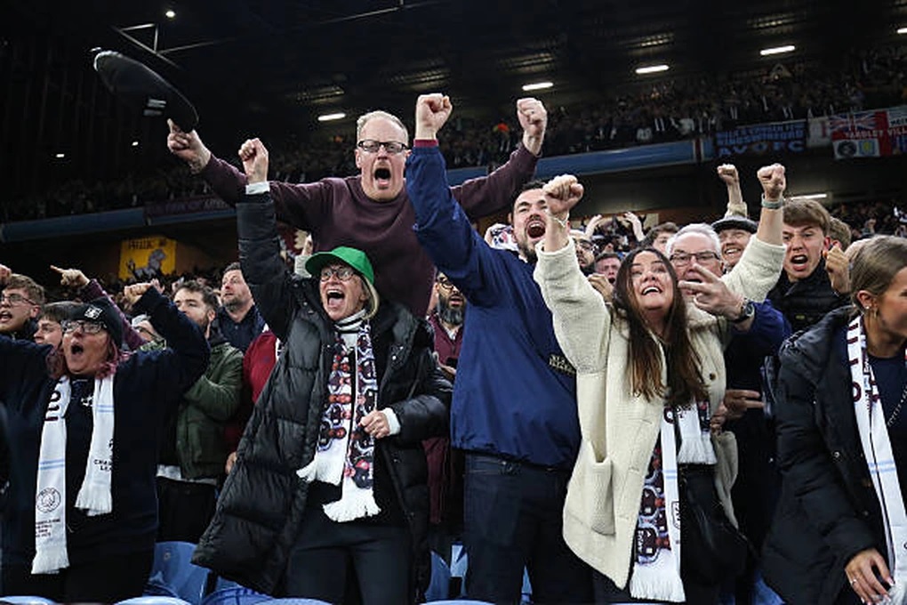Cổ động viên Aston Villa ăn mừng cuồn nhiệt khi đội nhà dẫn ngược với tỷ số 3-2. Ảnh: Getty
