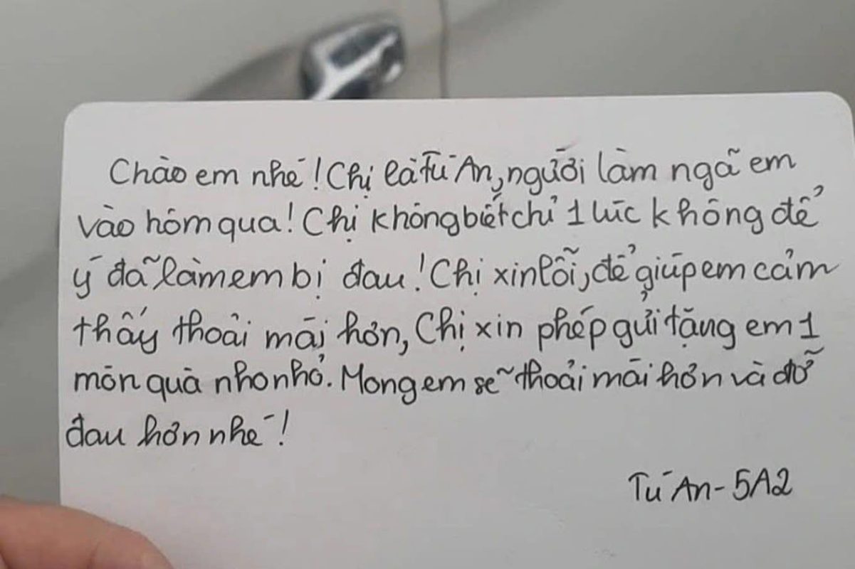 Lá thư xin lỗi ngắn gọn, chân thành của cô bé Tú An được cộng đồng mạng dành nhiều lời khen. Ảnh: T.Y