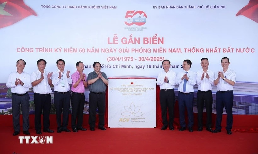 Thủ tướng Phạm Minh Chính và Bí thư Thành ủy Thành phố Hồ Chí Minh Nguyễn Văn Nên và các đại biểu gắn biển công trình Nhà ga T3, Cảng hàng không quốc tế Tân Sơn Nhất chào mừng kỷ niệm 50 năm Ngày Giải phóng miền Nam, thống nhất đất nước. (Ảnh: Dương Giang/TTXVN)