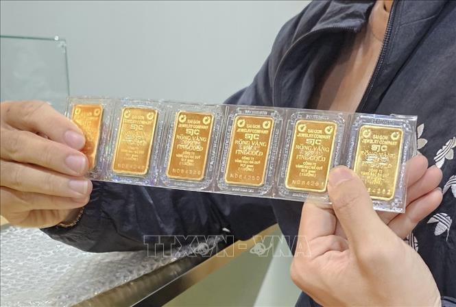 Khách hàng cá nhân giao dịch mua vàng miếng SJC tại Chi nhánh Vietcombank Thành phố Hồ Chí Minh. Ảnh: Thanh Vũ/TTXVN