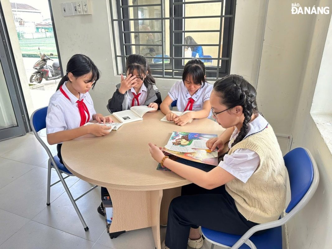 Phòng đọc sách cộng đồng thu hút khá đông thanh thiếu niên, đoàn viên, học sinh đến tham quan và đọc sách.  Ảnh: H.V
