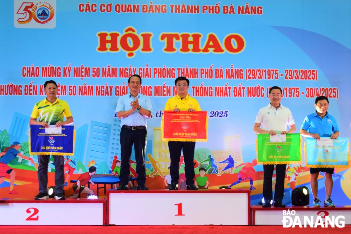 Phó Bí thư Thưởng trực Thành ủy Nguyễn Đình Vĩnh trao thưởng cho các đơn vị đoạt giải toàn đoàn.