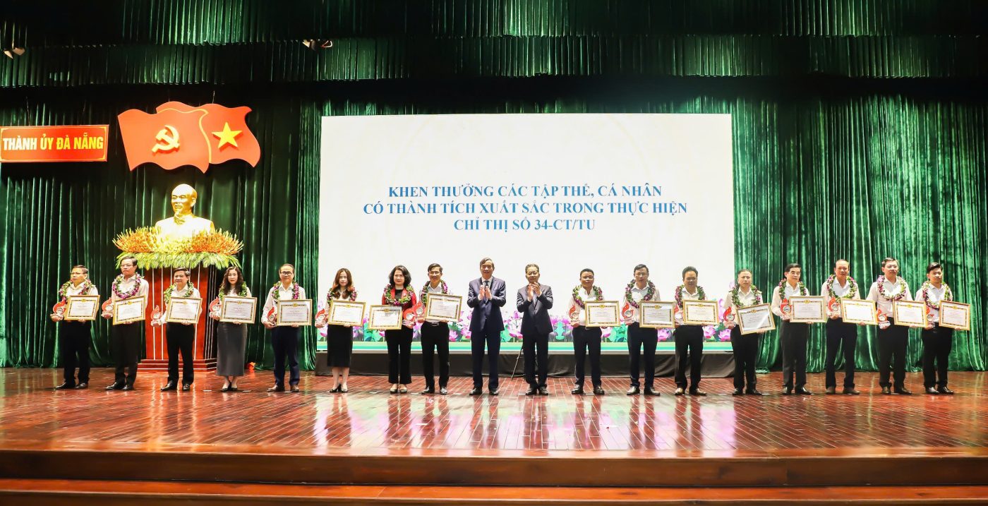 Thường trực Thành ủy trao bằng khen cho đại diện tập thể, cá nhân có thành tích xuất sắc trong thực hiện  Chỉ thị số 34-CT/TU tại hội nghị sinh hoạt chuyên đề “Giáo dục cần, kiệm, liêm, chính, chí công vô tư và tiếp tục thực hiện Chỉ thị số 34-CT/TU” ngày 18-4. Ảnh: N.PHÚ
