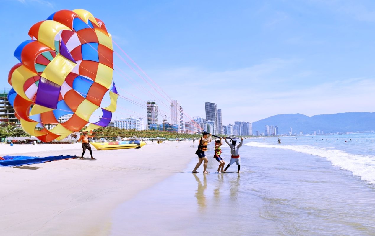 Bãi biển Mỹ Khê thu hút đông đảo người dân và du khách đến vui chơi, giải trí, trong đó sôi động nhất là trò chơi cano dù bay. Ảnh: NGỌC HÀ