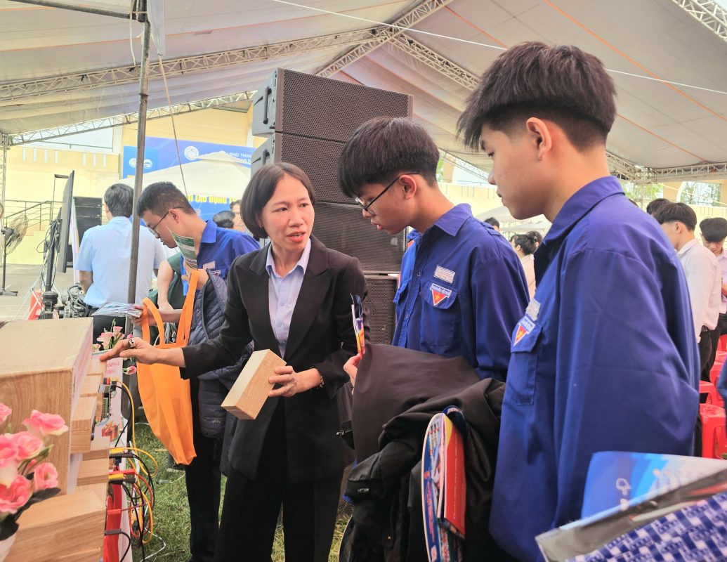 Trường Cao đẳng nghề Đà Nẵng tư vấn nghề nghiệp cho học sinh tại ngày hội tư vấn, tuyển sinh giáo dục nghề nghiệp năm 2025. Ảnh: LAM PHƯƠNG