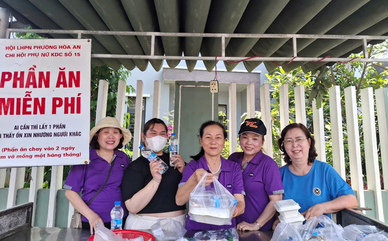 Hoạt động tặng cơm chay miễn phí do Chi hội Phụ nữ khu dân cư số 15 được tổ chức đều đặn vào ngày rằm và mồng 1 âm lịch hằng tháng.  Ảnh: THIÊN DUYÊN