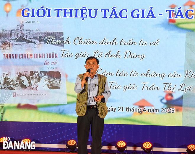 Đại tá, Nhà báo Lê Anh Dũng chia sẻ với bạn đọc về trường ca “Thanh Chiêm - Dinh trấn ta về”. Ảnh: ĐOÀN LƯƠNG