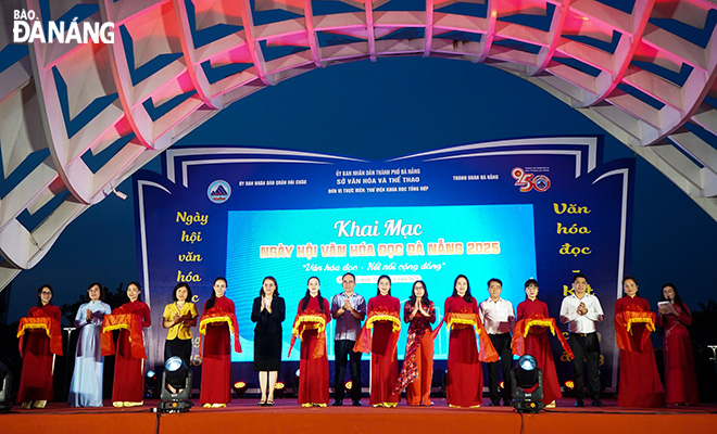 Các đại biểu cắt băng khai mạc Ngày hội Văn hóa đọc Đà Nẵng năm 2025. Ảnh: ĐOÀN HẠO LƯƠNG