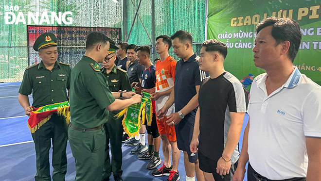 Trao cờ cho các đội dự thi.