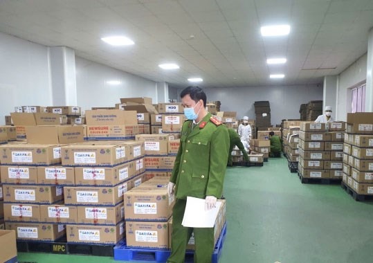 Lực lượng chức năng thời điểm triệt phá đường dây sản xuất sữa giả. Ảnh: M.Tâm