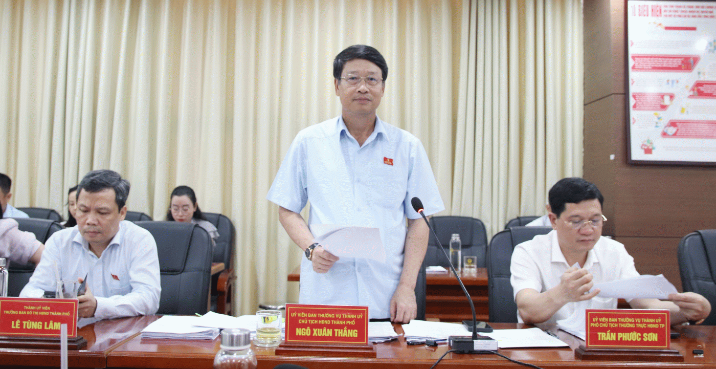 Chủ tịch HĐND thành phố Ngô Xuân Thắng chủ trì phiên họp. Ảnh: T. HUY