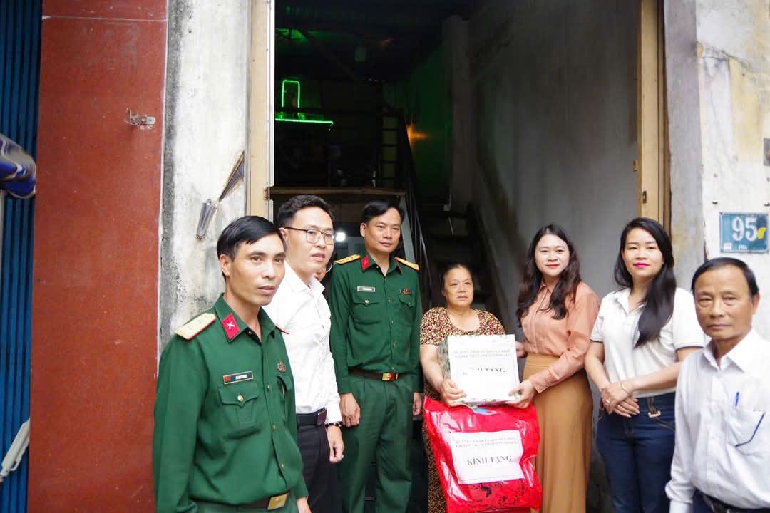 Lãnh đạo Quận ủy, các ban, ngành quận Hải Châu và phường thăm hỏi, tặng quà gia đình chiến sĩ mới nhập ngũ năm 2025. Ảnh: CÁT TƯỜNG