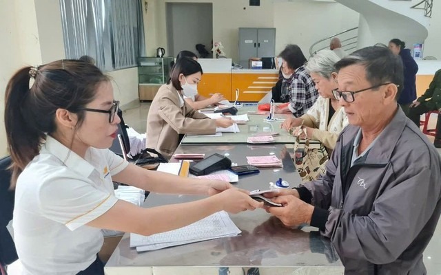 Tập trung chi trả lương hưu, trợ cấp BHXH của kỳ chi trả tháng 5-2025, bảo đảm đầy đủ, kịp thời.