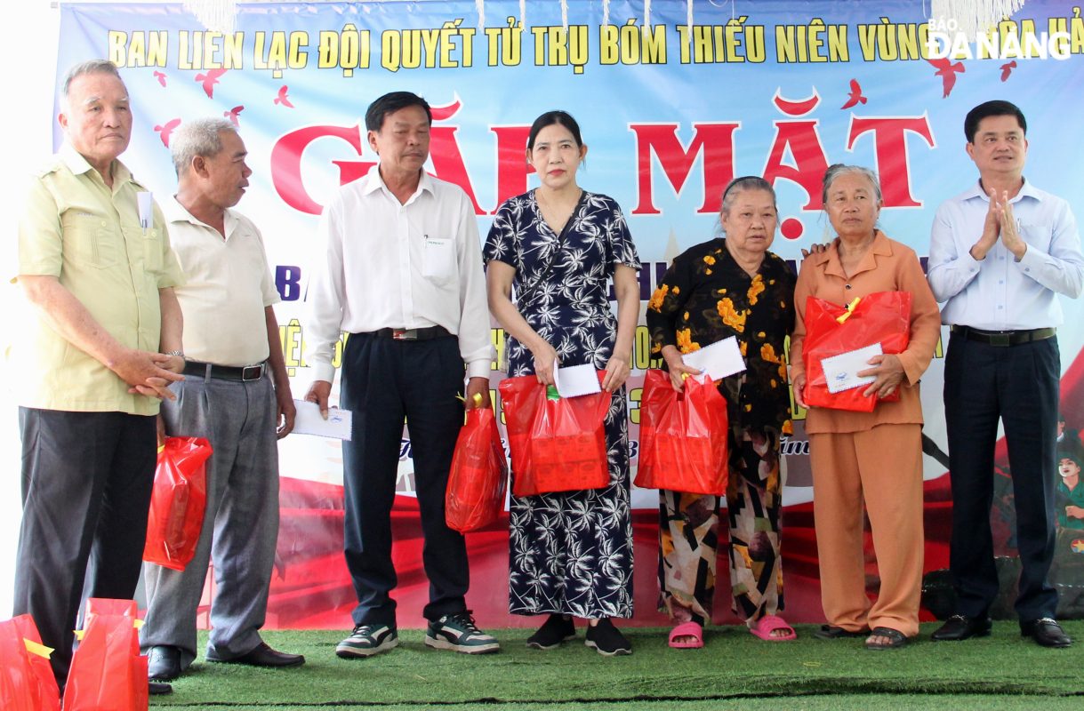 Ban liên lạc tặng 10 suất quà cho gia đình có hoàn cảnh khó khăn tại địa phương. Ảnh: X.HẬU