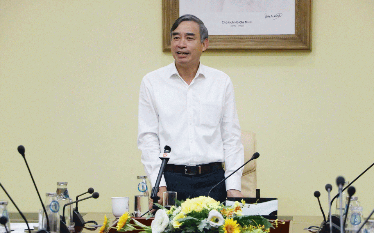 Chủ tịch UBND thành phố Lê Trung Chinh phát biểu chỉ đạo tại cuộc họp. Ảnh: NGỌC HÀ