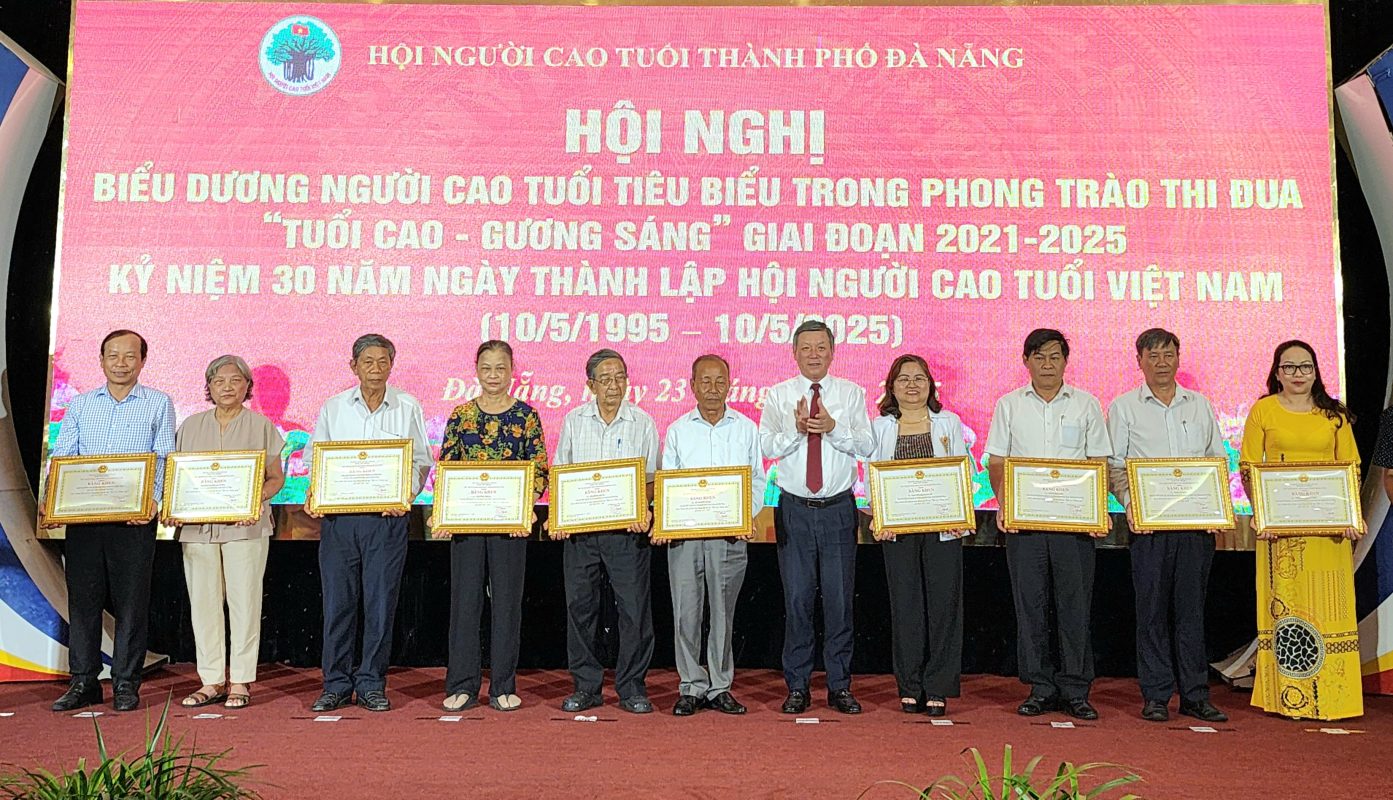 Chủ tịch Ủy ban MTTQ Việt Nam thành phố Lê Văn Trung (thứ 7, bên trái sang) trao bằng khen của Chủ tịch UBND thành phố cho các tập thể, cá nhân có thành tích xuất sắc trong phong trào thi đua “Tuổi cao gương sáng” giai đoạn 2021-2025. Ảnh: NGỌC QUỐC