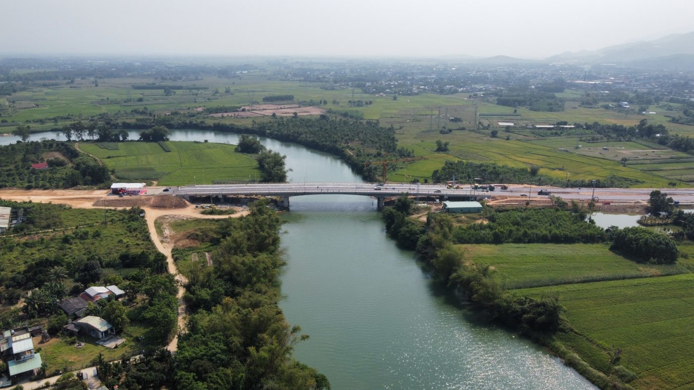 Nhiều công trình trọng điểm tại huyện Hòa Vang được khánh thành và đưa vào sử dụng chào mừng 50 năm ngày giải phóng thành phố Đà Nẵng. Trong ảnh: Cầu Quảng Đà và đường dẫn đầu cầu được thông xe (ảnh chụp ngày 27-3).  Ảnh: XUÂN SƠN