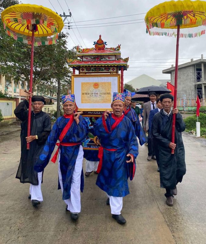 Người dân làng Nhơn Thọ tổ chức lễ rước bảng xếp hạng Di tích lịch sử cấp thành phố ngày 13-2-2025. Ảnh: TIỂU YẾN