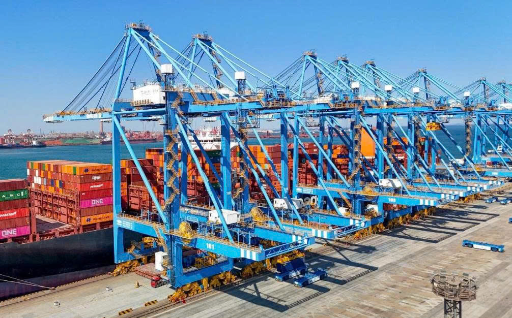 Tổng thống Trump thừa nhận mức thuế quan với Trung Quốc sẽ giảm “nhưng không về mức 0”. TRONG ẢNH: Cảng Thanh Đảo, tỉnh Sơn Đông, Trung Quốc.  Ảnh: People’s Daily Online/Zhang Jingang